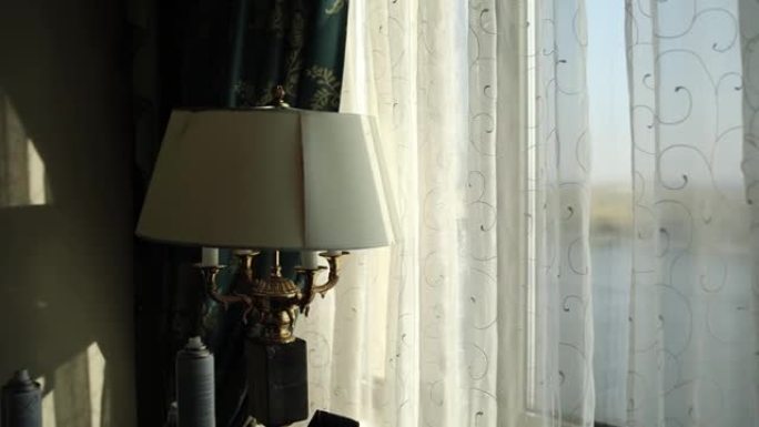 酒店房间里漂亮的灯落地灯