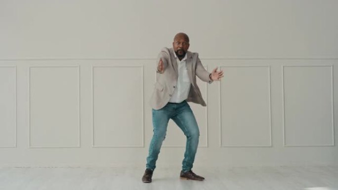 一个成熟商人独自在办公室跳舞的4k视频片段
