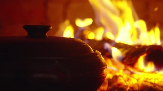 食物是在传统柴火烤箱的锅中烹饪的