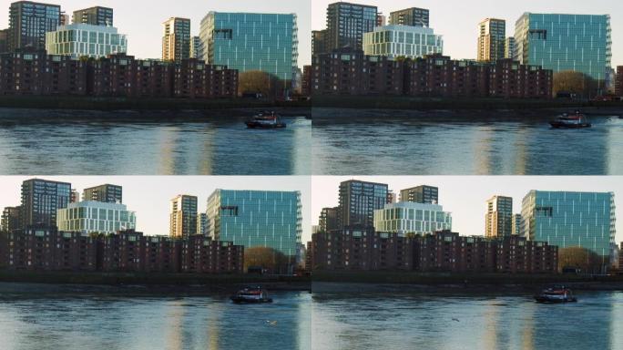一艘漂浮在伦敦泰晤士河上的船，背景是一座城市建筑。