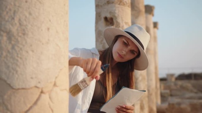 考古学家站在古庙的废墟中。女人手里拿着刷子挖掘和地图。一个古老寺庙里的女孩，柱子看着地图记录。考古挖