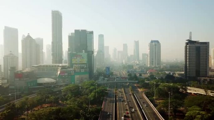 雅加达-印度尼西亚。2017年12月26日: 雅加达中央商务区Semanggi高速公路和摩天大楼的航