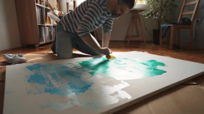 中年白人男性艺术家在画布上绘画
