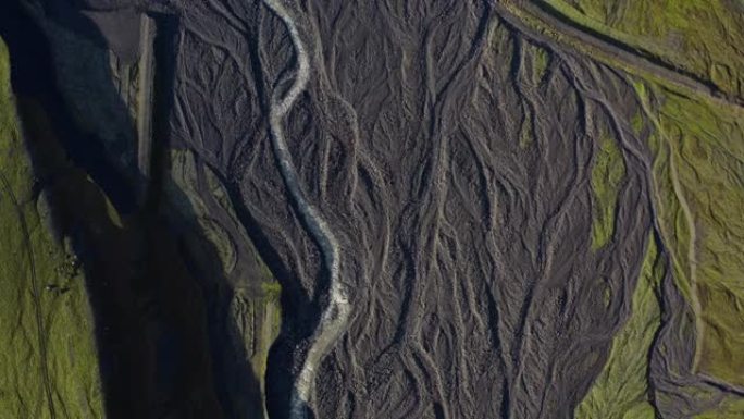 编织河干涸河床的无人驾驶飞机