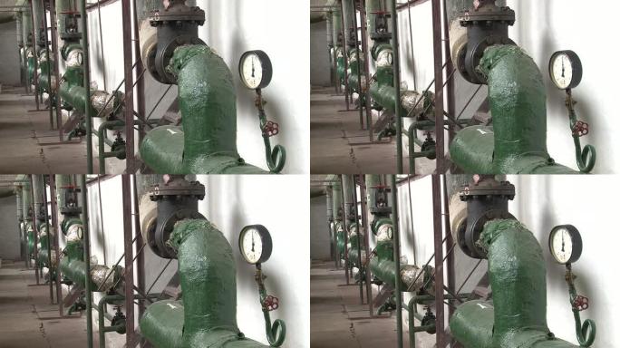 锅炉房配有管道、阀门和传感器。锅炉房加热系统的压力计、管道和水龙头阀门。
