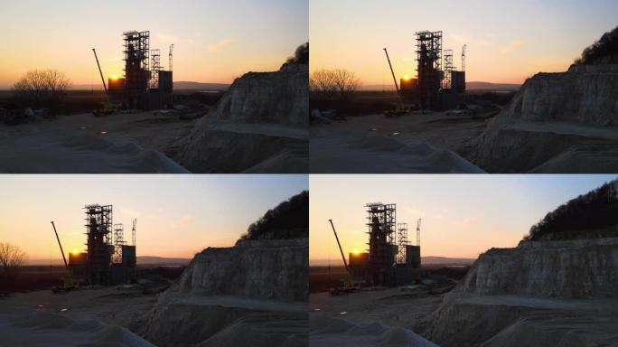 水泥厂露天开采建筑砂石材料。日落时在采石场挖掘砾石资源