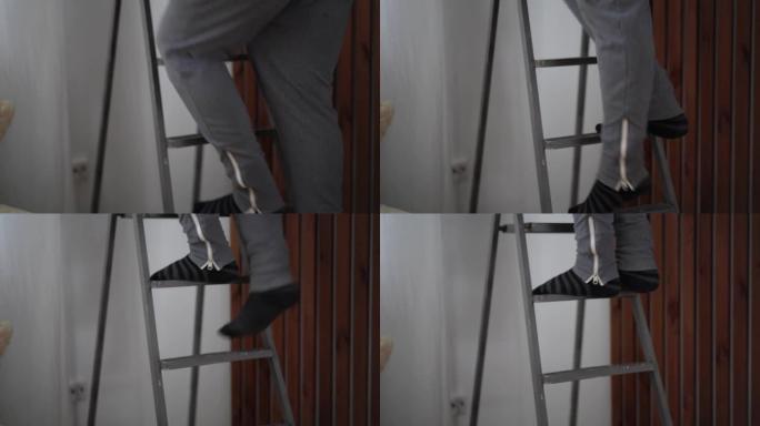 特写男子在家爬梯子视频4k