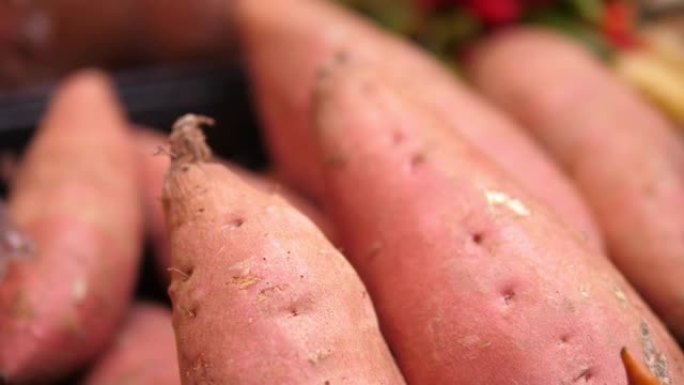 马泰拉巴斯利卡塔当地市场篮子里的红薯