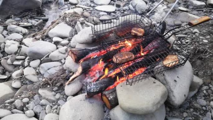 在山河岸边的火上烹饪食物