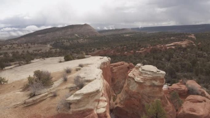 干旱的科罗拉多州气候沙漠视频系列中的空中透视砂岩露头和侵蚀的岩石表面冬末风暴云层