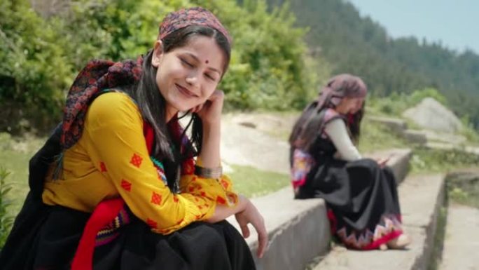 年轻的印度美丽的农村妇女穿着传统服装在偏远地区微笑