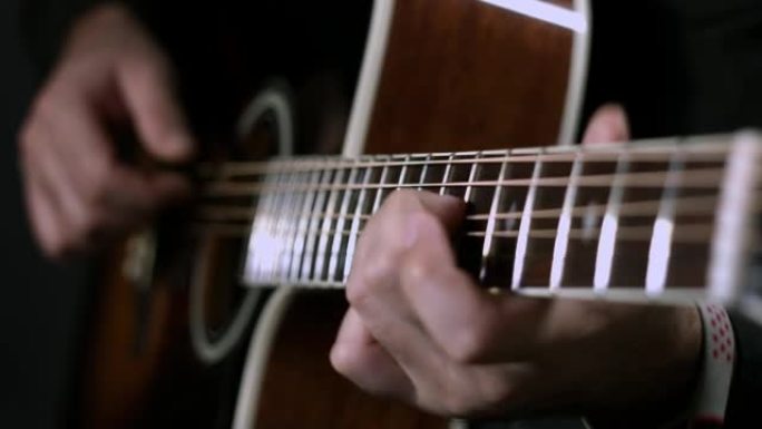 音乐家用手指弹拨技术演奏原声吉他。