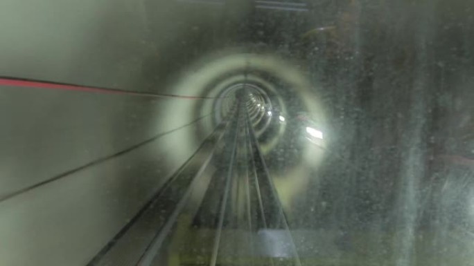 由第一辆货车的挡风玻璃制成的地铁隧道延时