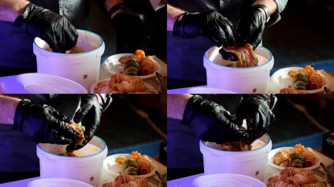 戴手套的特写手正在滚动泡菜韩国国菜