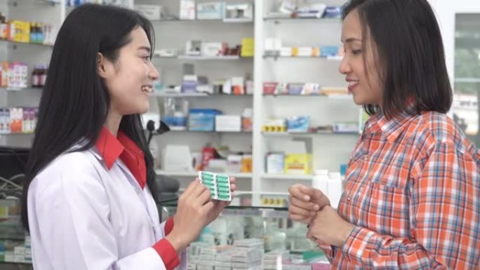 医药，药剂学，药剂师和高级女性顾客在药店购买药物，保健和疯子概念