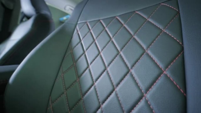 车内黑色真皮座椅套。漂亮的真皮汽车内饰设计。车内豪华真皮座椅。