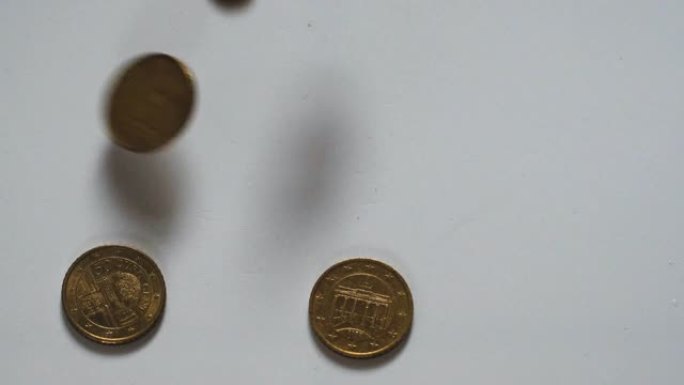 欧元硬币落在地上-慢动作