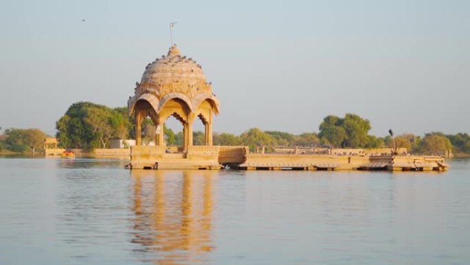 印度拉贾斯坦邦贾萨尔默 (Jaisalmer) 加迪萨尔湖中部水中Chhatri的倒影。Chhatr