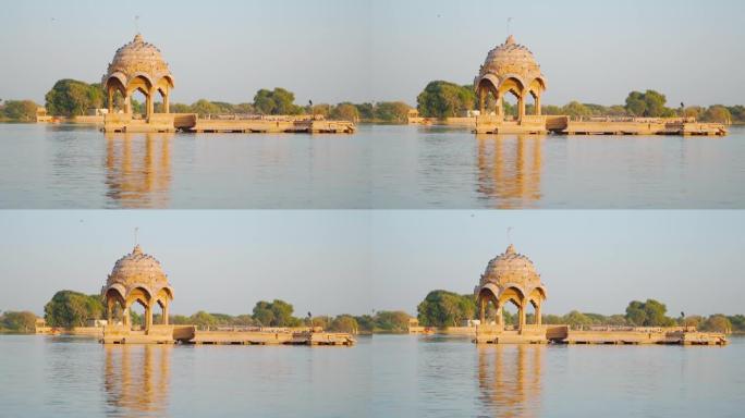 印度拉贾斯坦邦贾萨尔默 (Jaisalmer) 加迪萨尔湖中部水中Chhatri的倒影。Chhatr
