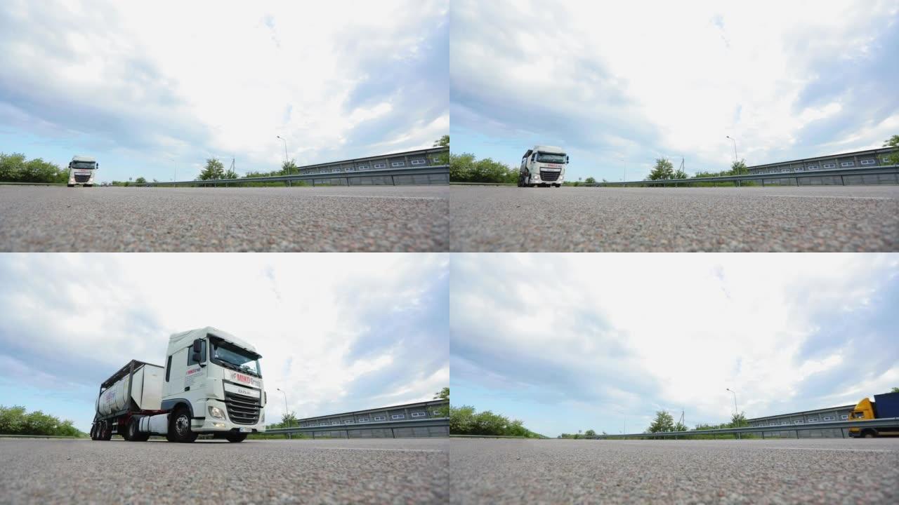 摄像机从较低的角度拍摄道路。从低角度拍摄高速公路。汽车沿着高速公路驶过摄像机。