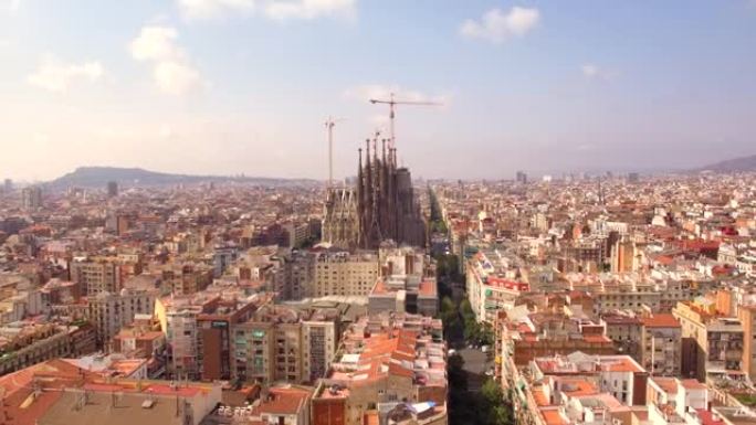 鸟瞰图的巴塞罗那城市景观，包括历史地标圣家族大教堂在巴塞罗那，西班牙