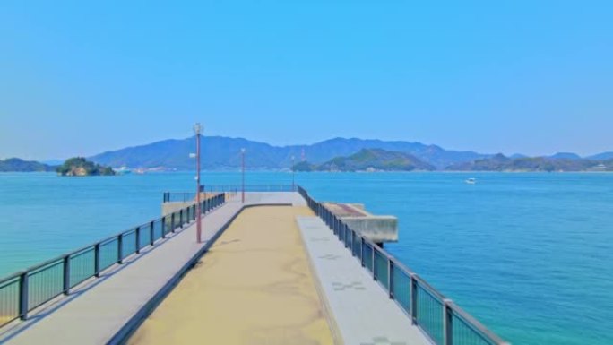 濑户内海碧海蓝天的鸟瞰图。岛南海滩的防波堤