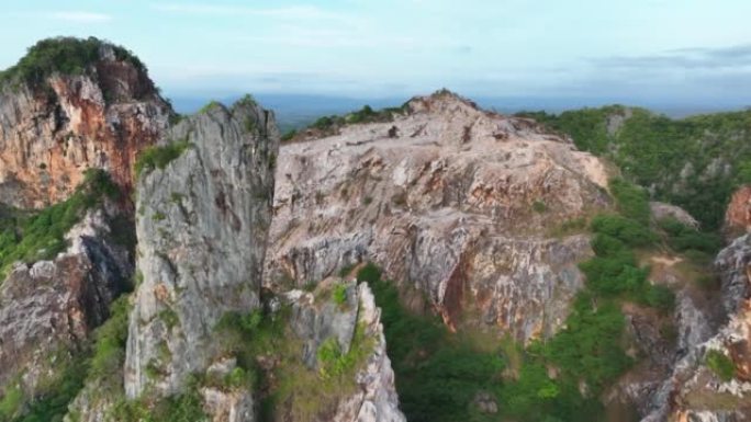 宋卡府奇怪形状山Khao Kuha的空中无人机日出场景。有绿色林木的山。泰国的自然景观背景。黄山。