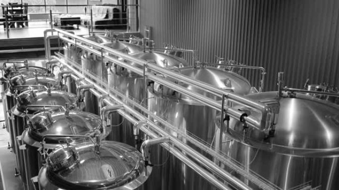 私人微型啤酒厂精酿啤酒生产线。现代啤酒厂，配有不锈钢酿造水壶、管子和罐