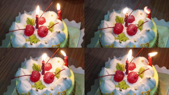 带蜡烛的生日蛋糕