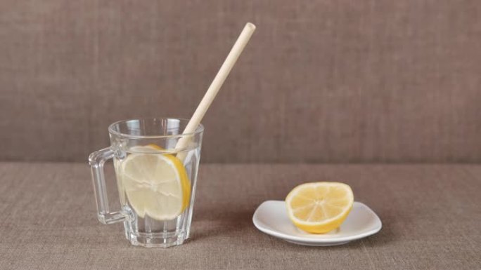 杯子里有柠檬的提神水。