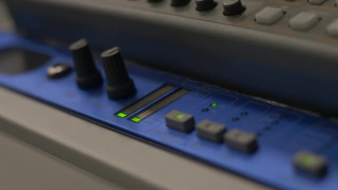 广播电视室操作控制台音频设备。