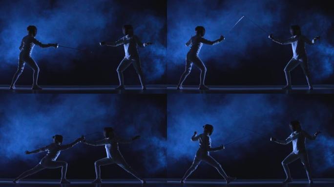 两名女运动员在击剑比赛中进行花剑训练。穿着白色制服和击剑面具的年轻剑客在黑暗的工作室背景下与烟雾和蓝