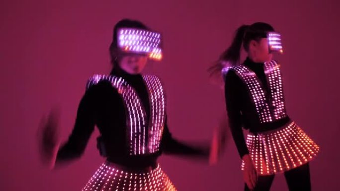 两名迪斯科舞者穿着紫外线服装