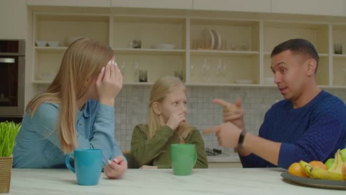 听力受损的聋哑父母和学龄女孩用手语聊天