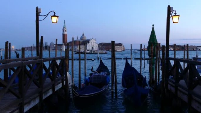 威尼斯日出时的4k吊船，背景岛圣乔治马焦雷意大利
