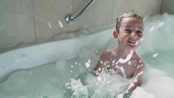 小男孩在浴缸里玩泡沫