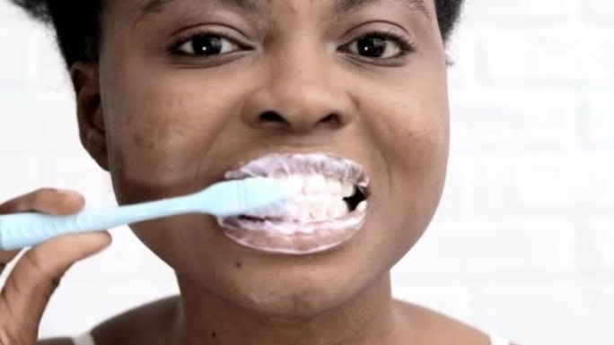 肖像黑人非洲裔美国女孩刷牙，女人在相机里看，牙科，口腔科，牙科护理和牙刷卫生