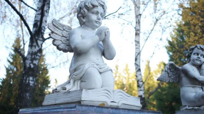 两个天使孩子的雕像