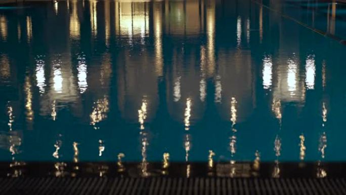 夜间酒店游泳池。夜间酒店夜间游泳酒店游泳