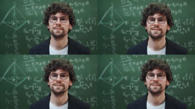 肖像中年快乐时尚的老师看着相机微笑，数学公式写在他身后的黑板上。大学教室里的男性卷毛讲师