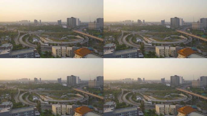 曼谷市中心的高速公路街路鸟瞰图，有汽车通行和火车。泰国。智慧城市金融区。