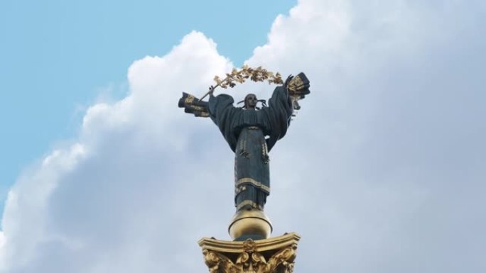 Khreshchatyk上的基辅乌克兰独立纪念碑