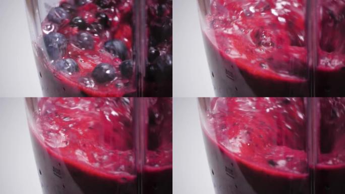 紫色浆果冰沙在搅拌机中混合。素食主义者。排毒。