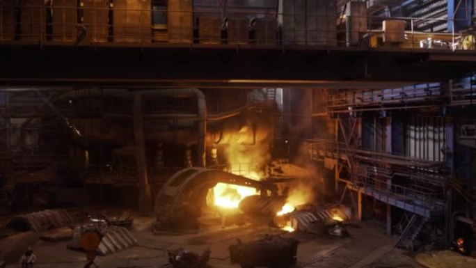 熔融金属浇注、冶金、铸钢铸造厂。熔化金属热店内的工业景观。冶金厂高炉工作，重工业概念