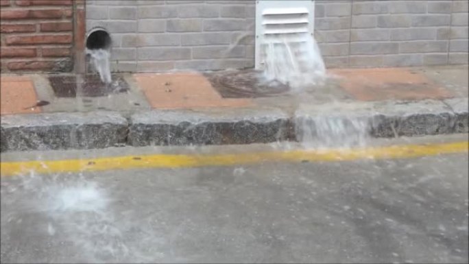 村街大雨。