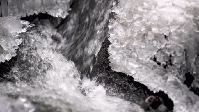 冰柱之间流下的清澈淡水