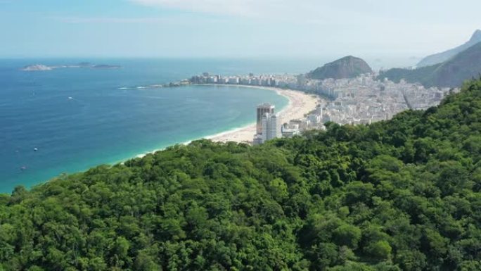 里约热内卢市传奇海滩科帕卡巴纳 (Praia de Copacabana) 的鸟瞰图 -- 南美洲巴