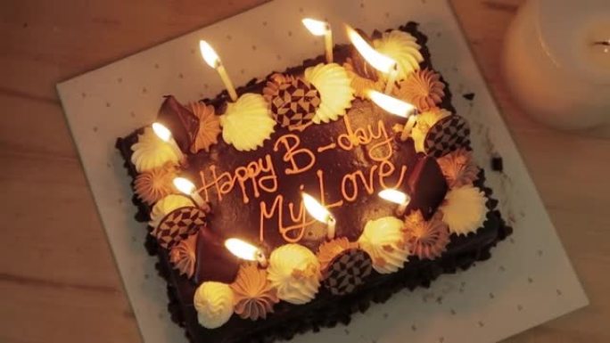 生日时在巧克力蛋糕上点燃蜡烛