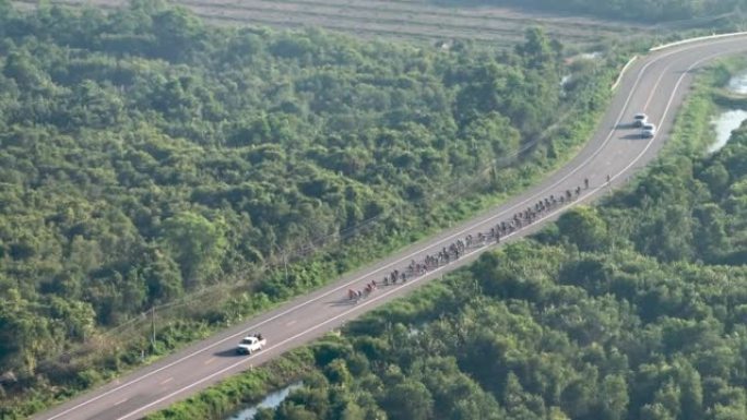 在泰国宋卡府乡村某处的道路上骑自行车的空中射击组