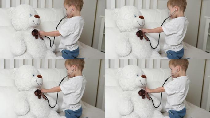 可爱的孩子冒充医生，在卧室里治疗病人的泰迪熊。有爱心的小男孩像拿着听诊器的兽医一样玩游戏，在床上听生